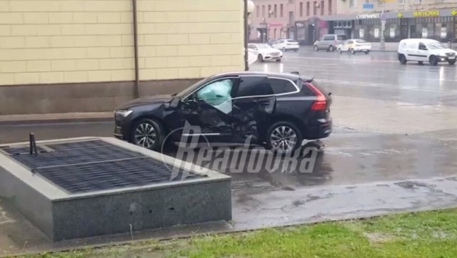 Автомобиль «Аурус» попал в ДТП в центре Москвы