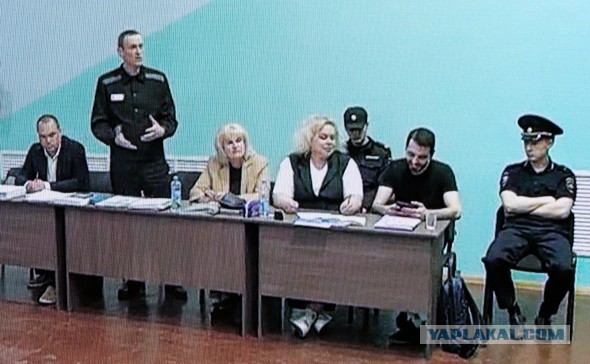 Суд закрыл процесс по делу Навального об экстремизме.