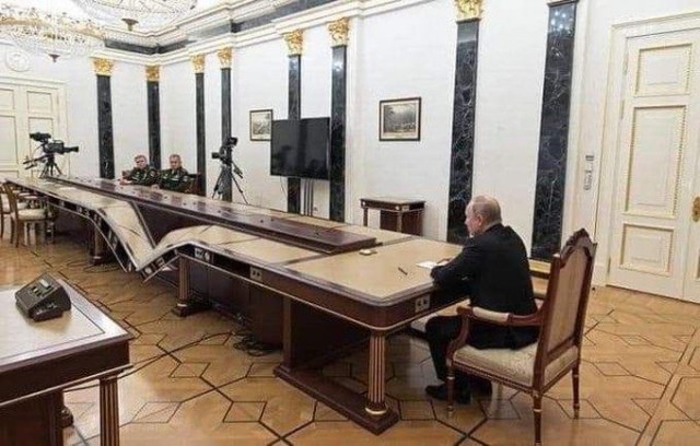 Телеканал Крым 24 показывает поврежденную часть Крымского моста, видео снято из вагона поезда