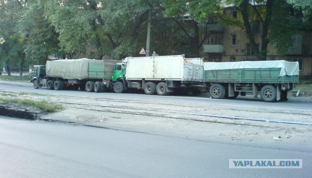 Зачем дальнобойщики едут близко друг к другу на трассе и мешают обгону легковым авто