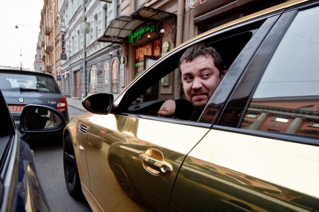 Новый супергерой: в Москве владелец Ferrari и Nissan GT-R кошмарит водителей на старых и громких BMW