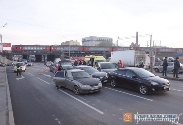 В Питере в реку упал бензовоз с мазутом