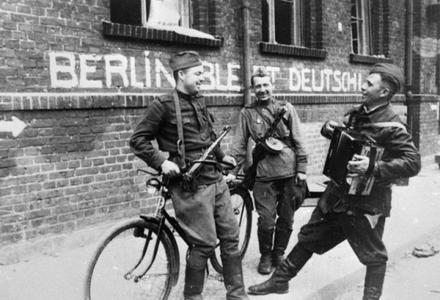 Злые Иваны поймали юного немца. 1945 г.