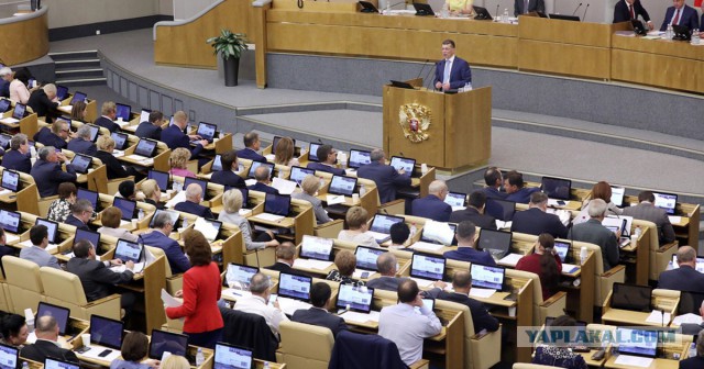 В Госдуму внесли законопроект о наказании для чиновников за оскорбление граждан
