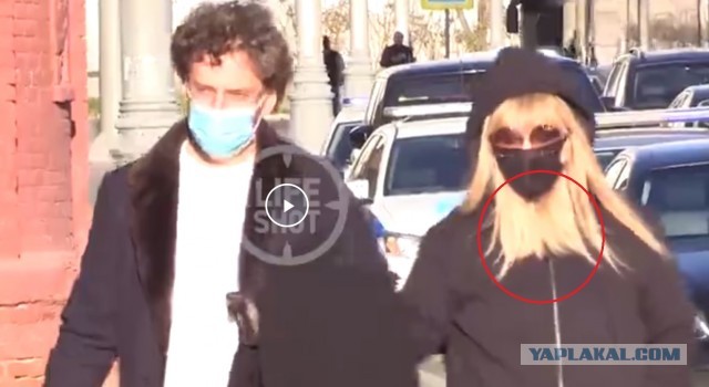 Баба Алла и Максим гАлкин приехали на Новодевичье кладбище, чтобы проститься с Михаилом Жванецким
