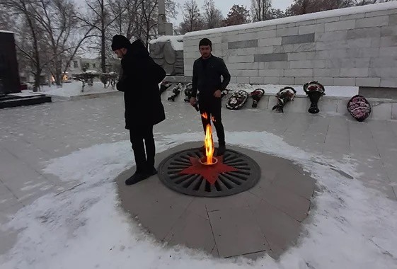 На азербайджанцев завели уголовное дело за осквернение Вечного огня