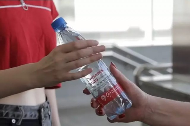 Москвичам раздают бесплатно воду в метро