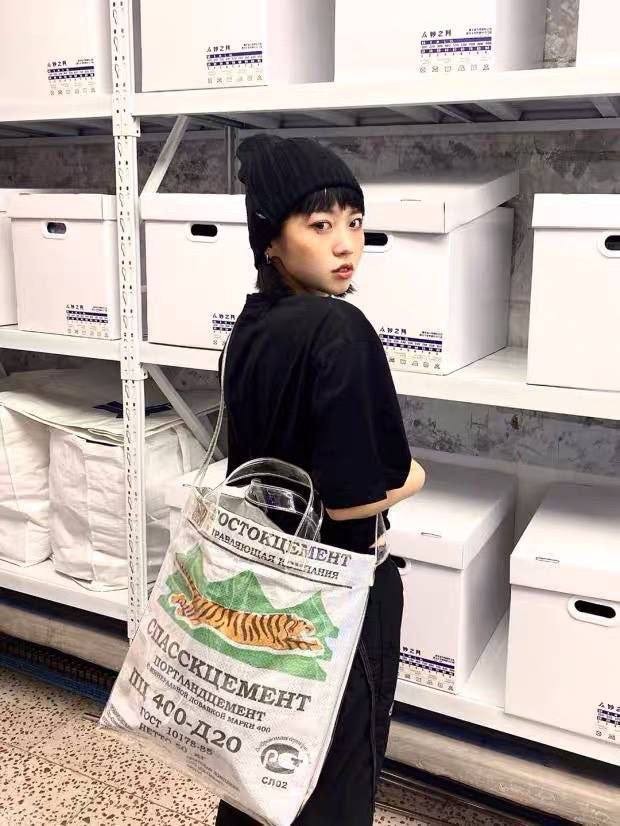 Китайский модники предпочитают сумки "СпасскЦемент"