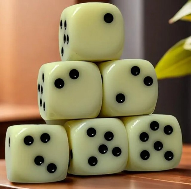 Сувенирная игральная кость из латуни