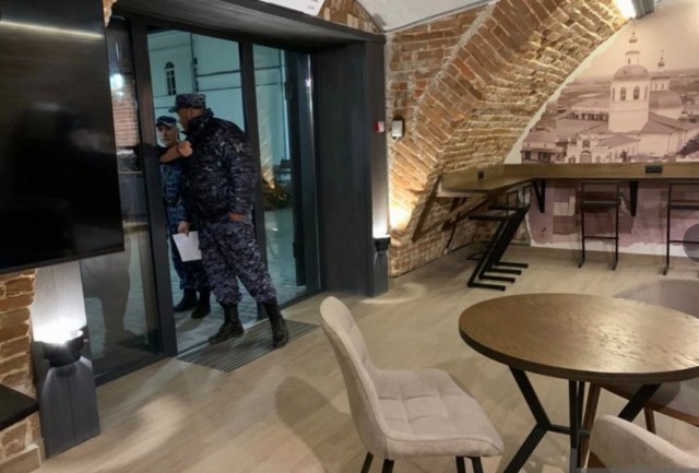 Посетитель кофейни в Кургане устроил скандал и пытался задушить владелицу