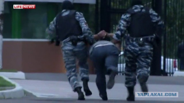 Дагестанцы избивают полицейского