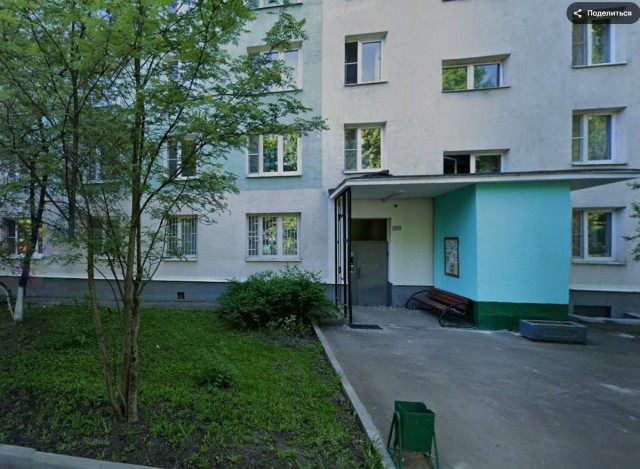 На днях я сел на лавочку у своего старого дома. И понял, что сижу на ней один впервые за тридцать с лишним лет.