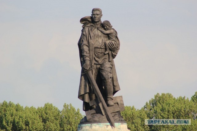 Памятник русскому солдату в Берлине