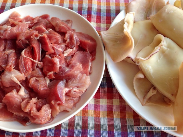 Лапша удон со свининой и кальмарами