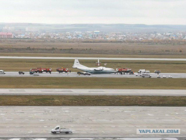 Самолет Ан-74Т-100 армянской авиакомпании "Mars Avia" совершил аварийную посадку с невыпущенным шасси
