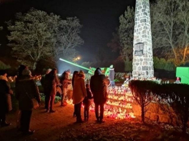 «Мы помним вас!»: поляки зажгли тысячи свечей у памятников красноармейцам