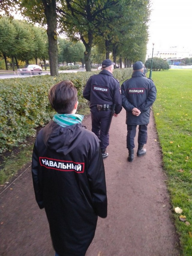Москвича задержали за футболку с изображением Навального