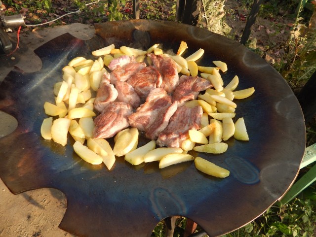 Картошка с мясом. Мангал.
