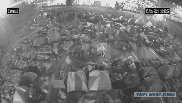 Опять про "туристов". Уже и кирпичи пошли в ход