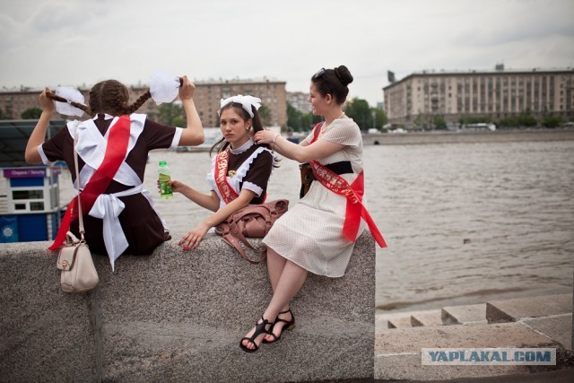 Школьницы на последнем звонке 2013