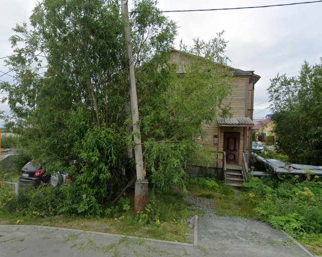 Жилой дом в Салехарде в прямом смысле держится на одних соплях подпорках