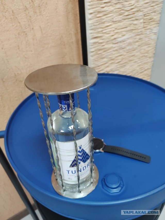 Бутылка в клетке