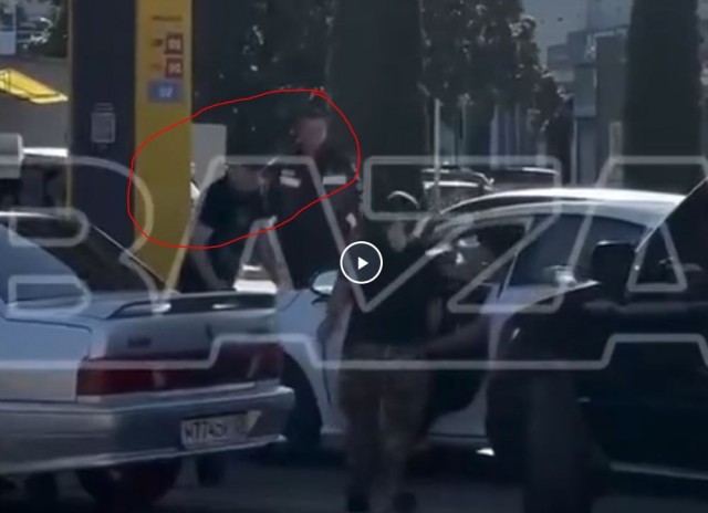 За нарушение очереди на заправке краснодарские автомобилисты наказали наглеца.