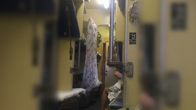 Пассажиры поезда устроили скандал, пытаясь переделать плацкарт в купе