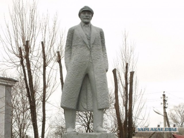 Самые странные памятники Ленину со всего света