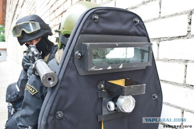 2 полицейских ранены, подозреваемый убит