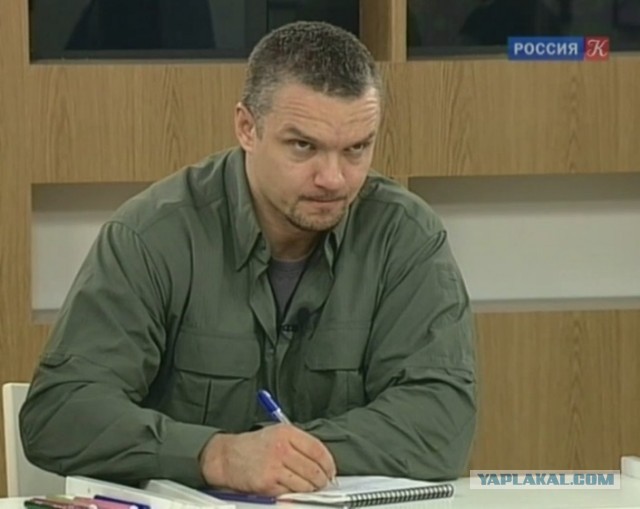 Экстремал встал на козла на мотоцикле