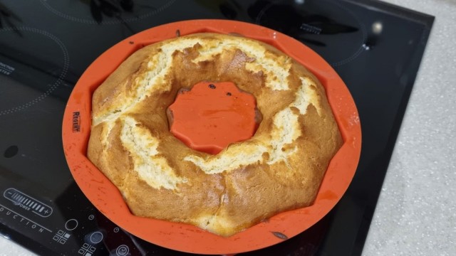 Быстро-вкусно: пирог на сметане с персиками