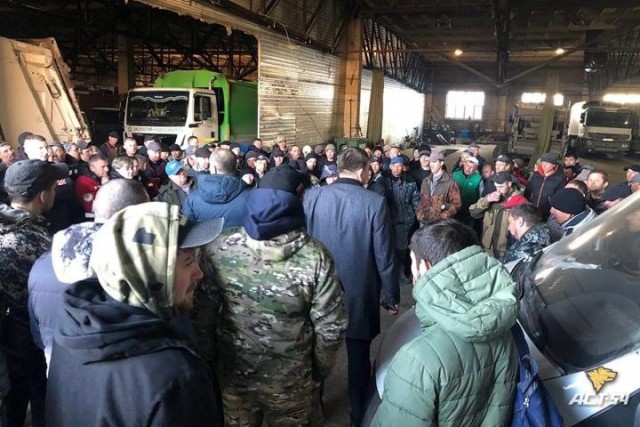 В Новосибирске водители мусоровозов устроили забастовку