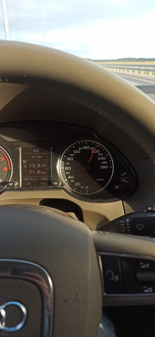 Автоблогер разогнался до 266 км/ч на машине с женой и тремя детьми