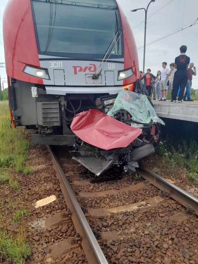 Поезд разорвал на части машину и целая семья погибла в страшном ДТП в Ленинградской области