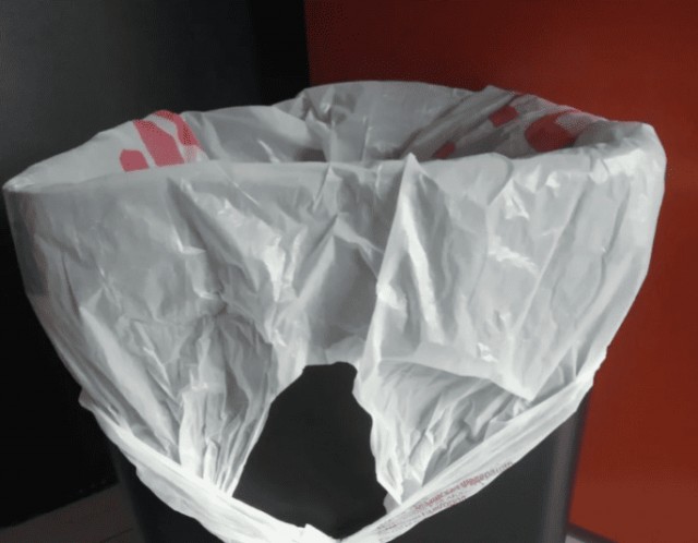 Пакет из Пятерки под мусор — к бедности. Современные, странные приметы, которые нам навязывают...