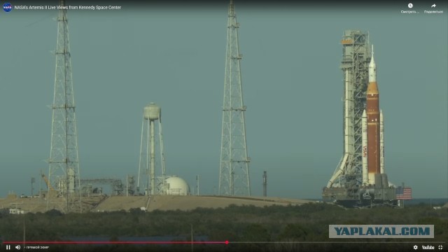 Транспортер NASA выехал за лунной ракетой.
