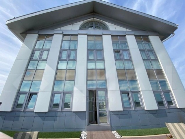 Вот интересно, это жилой дом на крыше? Или тех. этаж такой красивый.