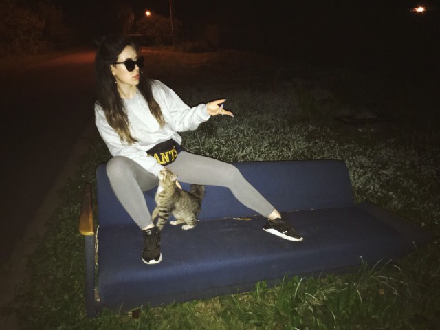Давай я тебя ещё вот в этой позе сфоткаю