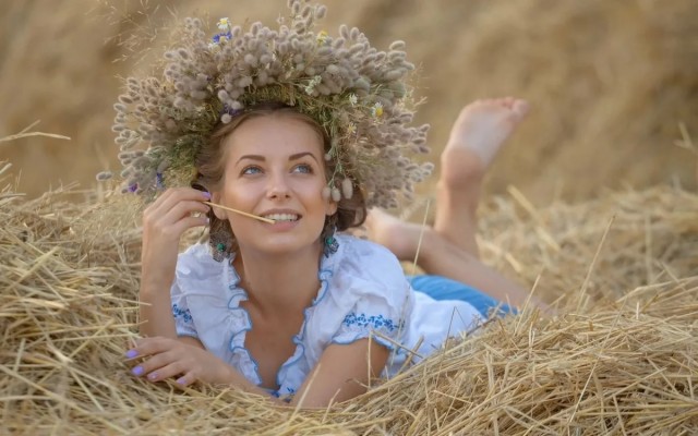 Девушки и сено... и солома