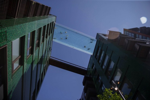 В Лондоне открылся первый в мире «левитирующий» бассейн с прозрачным дном на высоте 35 метров