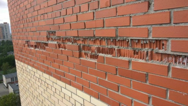 Жуть из Барнаула: там фасад многоэтажного дома обрушился прямо на припаркованные автомобили и чуть не убил людей