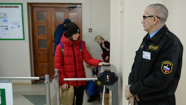 С 1 января 2025 года школы и детсады должны иметь вооружённую охрану