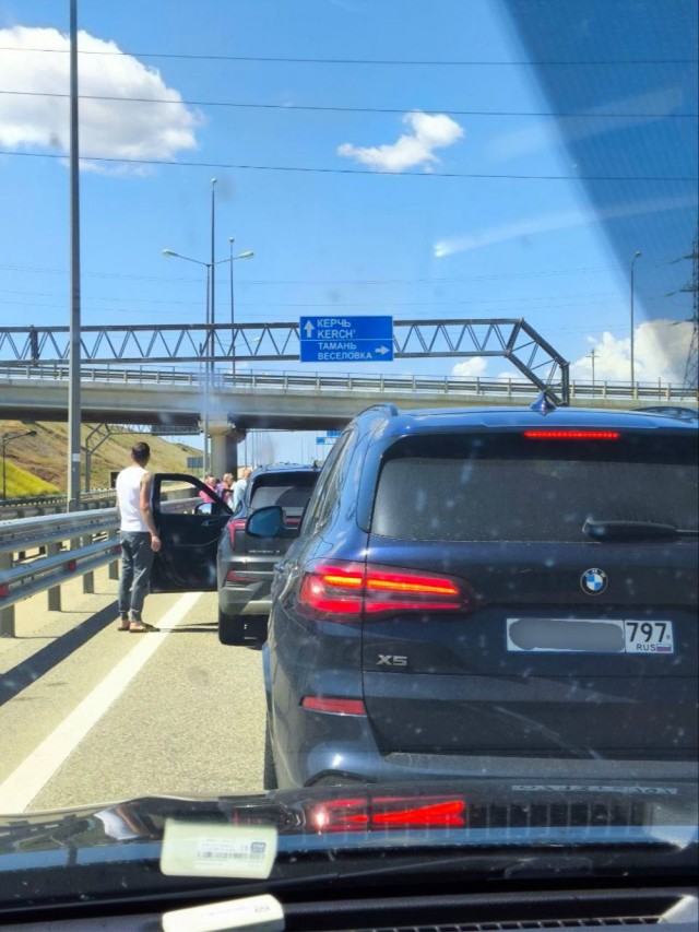 Очередь на Крымском мосту растянулась на 10 километров — туристы часами стоят в пробке