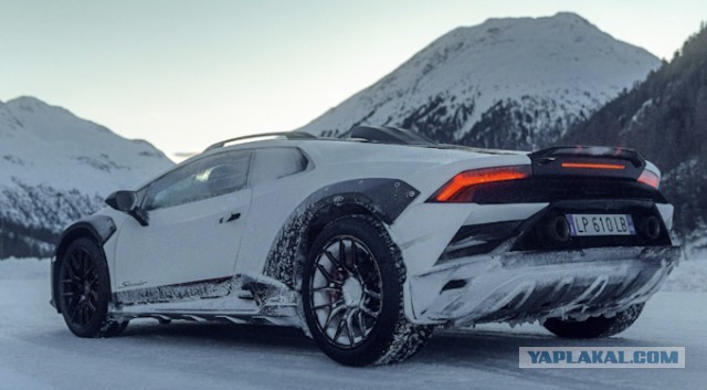 Lamborghini рискнула выехать на заснеженные дороги Москвы