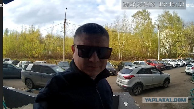 В Уфе неадекватный жилец терроризирует весь дом, блокируя выезд