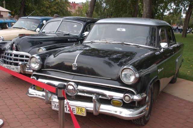 Авто Вернисаж на Неве.