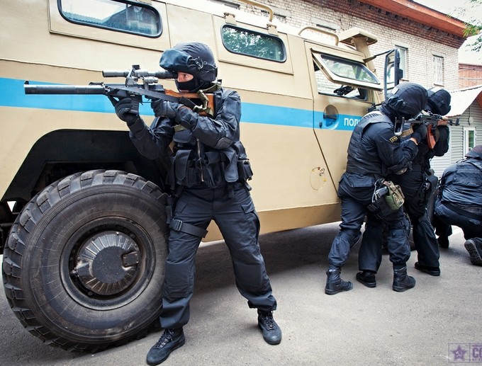 Люди в военной форме под завязку забили деревянными ящиками подвал пятиэтажки в Новокузнецке