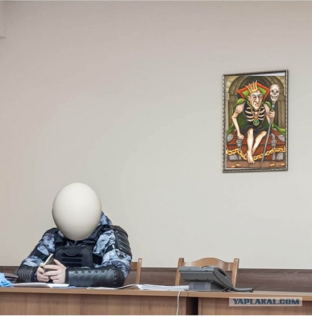 Фотожабы: омоновец на фоне Путина