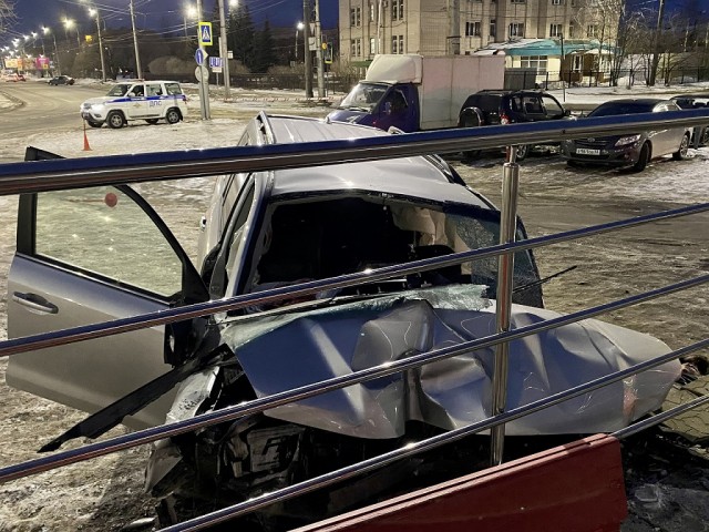 В Великом Новгороде уходящий от погони внедорожник влетел в ТЦ
